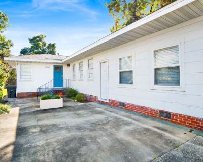 2 Bedroom 1BA 1317 ft Furnished Apartment For Rent in Pensacola, FL