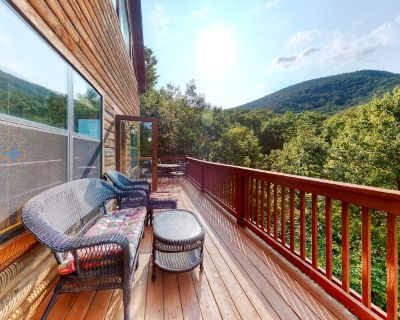 2 Bedroom 3BA Pet-Friendly Cabin Vacation Rental in Red Roof Retreat, Cleveland,...