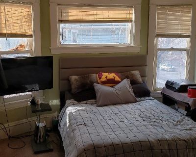 2 Story Duplex Private Room (right by highway) Summer May 1-Aug 29 (Dinkytown)