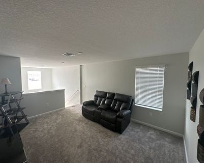 Awesome and relaxed environment for any young professional looking to step out on their own in central Florida. 2 story residence with a room available to rent. Private bathroom, ALL UTILITIES COVERED (light, water, internet) and AMENITIES INCLUDED ( Access to washer/dryer, lounge area, full kitchen, garage for storage, parking)Myself and my buddy are prior service marines/current professional ...