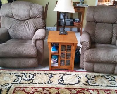 Two matching Lazy Boy recliners