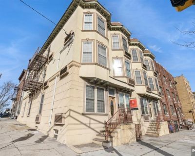 1 Bedroom 1BA Condo For Sale in Jersey City, NJ