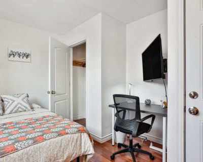 Bed in a shared ensuite bedroom near the York University (Has a Room) on...