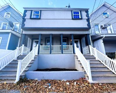 158 Catherine St, A. WOW! BRIGHT, NEWLY RENOVATED 4 BED / 3 BATH DUPLEX WITH CENTRAL AIR. THIS MULTI-LEVEL LAYOUT DELIVERS GENEROUS BEDROOMS, THREE FULL BATHROOMS, AND TWO BONUS ROOMS FOR GYM, OFFICE, GUEST SPACE, ETC.. THE UPDATED EAT-IN KITCHEN FEATURES NEW APPLIANCES AND FLOWS TO OPEN AIRY LIVING SPACE. CONVENIENCES INCLUDE IN-UNIT LAUNDRY HOOKUPS, FORCED AIR HEAT AND CENTRAL A/C, AND A MODE...