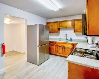 Furnished Room for Rent - Tampa House with Dining area. Homey & comfy