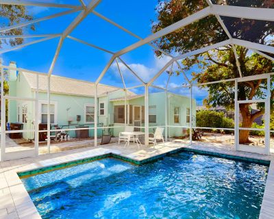 2 Bedroom 1BA Pet-Friendly House Vacation Rental in Vintage Venice Duplex - A, Venice,...