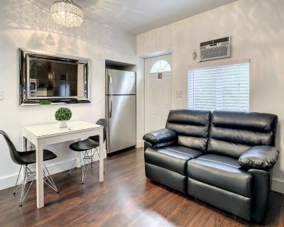 FULLY FURNISHED AND FULLY EQUIPPED APARTMENT IN CORAL GABLES | SHORT AND LONG TERM AVAILABLE | FLEXIBLE LEASE TERMS!

This Contemporary 1 bedroom and 1 bath apartment is inside a Fourplex property.   

Rental price includes electricity, water, wifi, parking, maintenance, tv and pest control.

This unit is good for couples, solo adventures, and business travelers. Cozy with all the basic necessi...