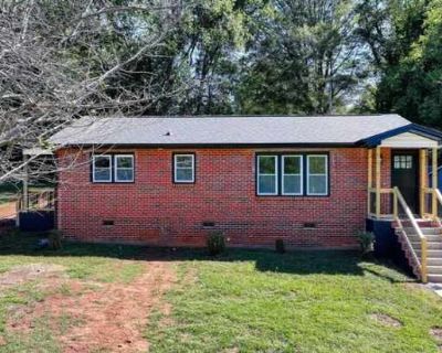 3 Bedroom 1BA 1000 ft Pet-Friendly Apartment For Rent in Newton, NC