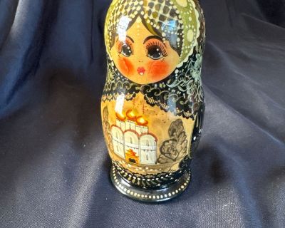 Couldn t open but dolls are in there. Pickup is on Saturday from 9 a.m. - 11 a.m. The address is given out on Friday night. Please bring bags, packing material, tools, and moving help if you need it. We are not a moving company, and we cannot help carry large items. If you cannot move this item yourself or arrange for additional help, please do not buy it.