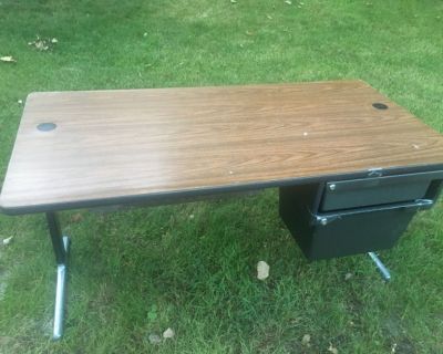 Computer workstation table