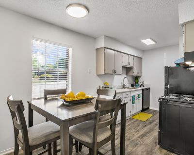 2 Bedroom 1BA 940 ft Pet-Friendly Apartment For Rent in Greenville, SC