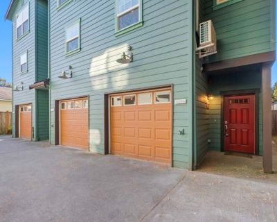 3 Bedroom 2.5BA 1461 ft Pet-Friendly Apartment For Rent in Seattle, WA