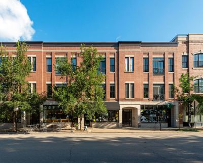 3 Bedroom 2BA 2000 ft Condo For Sale in Chicago, IL