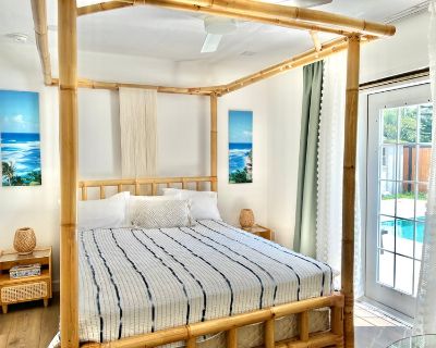 Furnished Room for Rent - Tropical Poolside Solo Haven - Gulfport Retreat