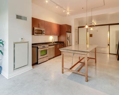 1 Bedroom 1BA 890 ft Condo For Sale in Los Angeles, CA