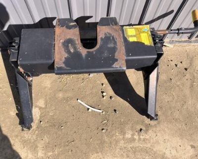 5th wheel camper hitch. Do not have rails that go in pick up.