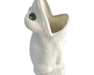 Vintage white, hobnail frog umbrella stand. Features a cast ceramic body in the form of a frog, detailed with hobnail textured patterning and black painted eyes. Unmarked. In the manner of Jean Rogers. Made in Italy. Circa 1960.. Dimensions 7.5 W 7.5 D 16.5 H Styles Hollywood Regency Italian Traditional Period Mid 20th Century Country of Origin Italy Item Type Vintage, Antique or Pre-owned Shop...