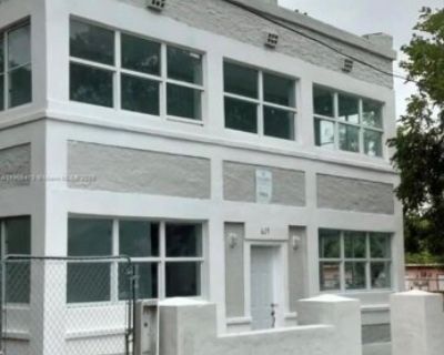 629 9th St Unit 2. Beautifully renovated 4-bedrooms, 4-bathrooms multifamily. Boasting fresh paint, new appliances and a modern spacious kitchen. Washer and Dryer inside the building. Close to Downtown West Palm Beach, and the historic charm of the Northwood Historic District.. 4 Bedroom. 4 Bathroom. 3000 ft