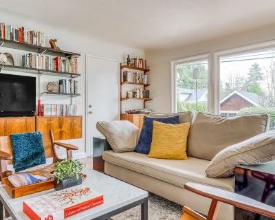 3 Bedroom 2BA Pet-Friendly House Vacation Rental in Lake Oswego Mid-Century, Lake Oswego, OR