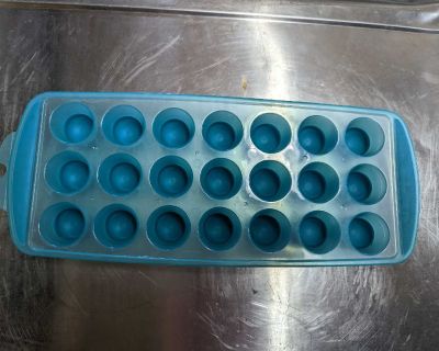 Ice cube maker