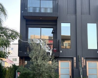 Total rooms: 5. Deposit: $2,400.00 * Utilities included?: No * Fees apply?: No. No preference. Non-smoking. Not for couples. Furnishings: Unfurnished * Living room: No * Broadband included: No. Availability Available Nov 20 2025 Minimum term None Maximum term None. Average size room unfurnished with shared bathroom in a house in a peaceful neighborhood, washer and dryer in the unit, living with...