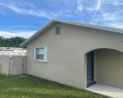 2 Bedroom 1BA 1040 ft Apartment For Rent in Lake Worth, FL