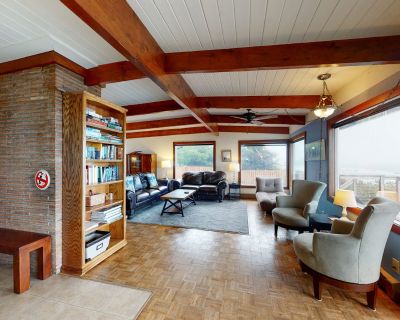 3 Bedroom 2BA Pet-Friendly House Vacation Rental in Cormorant's Crest, Seal...