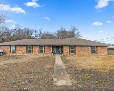 3 Bedroom 2BA 1716 ft Pet-Friendly Apartment For Rent in Grayson County, TX