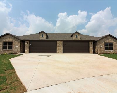 471 Barbet Drive. Property for Rent in Centerton, AR for $1,550 with 3 bedrooms and 2 full baths. This 1,290 square foot property was built in 2021 on a lot size of 0.29.. A 3 bedroom, 2 bath, 2 car garage duplex featuring wood look tile through main areas, open living and kitchen area with kitchen island, pantry, stainless steel appliances- gas cook top, granite counters and split floor plan. ...