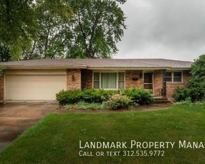 3 Bedroom 2BA 1372 ft Pet-Friendly Single-family home For Rent in Lemont, IL