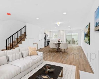 2 Bedroom 2.5BA 1150 ft Pet-Friendly House For Rent in Newport Beach, CA