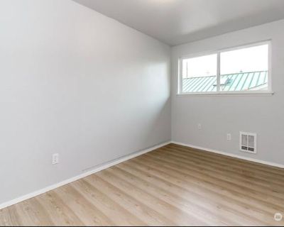 Private room with shared bathroom in a House, Lakewood, WA 98498