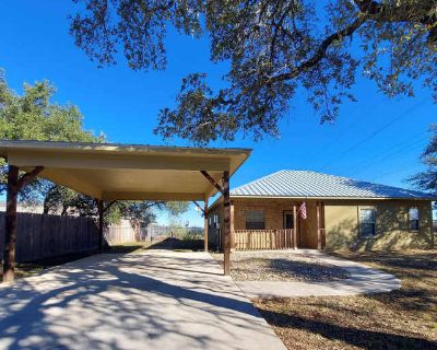 3 Bedroom 2BA 1296 ft Apartment For Rent in Cottonwood Shores, TX