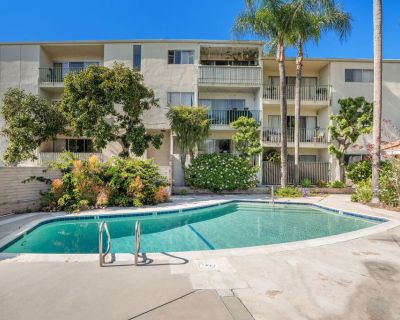 2 Bedroom 2BA 1065 ft Condo For Sale in Toluca Lake, CA