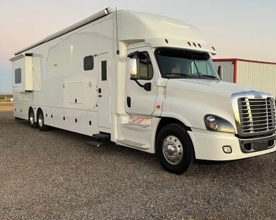 2017 Showhauler 45 Tandem Axle Motorcoach