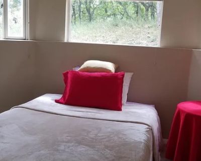 Pet friendly $850 per month room to rent in Ivywild