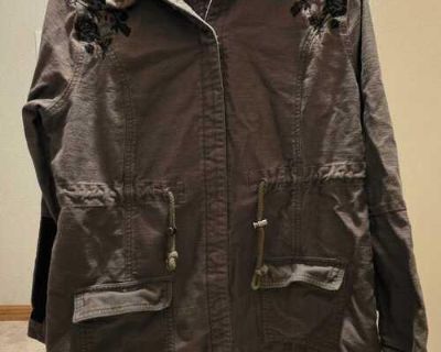 Jessica Simpson Maternity Green Floral Jacket.. Size MEDIUM. Heavy duty jacket. 2