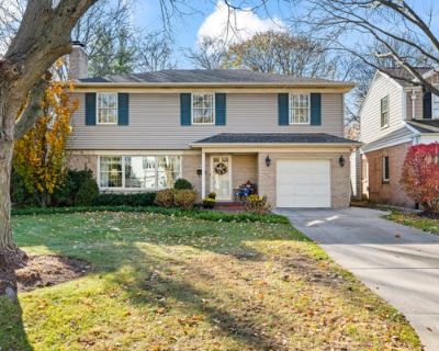 4 Bedroom 3BA 2827 ft Single Family Home For Sale in ARLINGTON HEIGHTS, IL