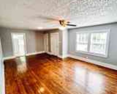 2 Bedroom 1BA 1100 ft² Pet-Friendly Apartment For Rent in Lafayette, LA 616 W St Louis St unit A