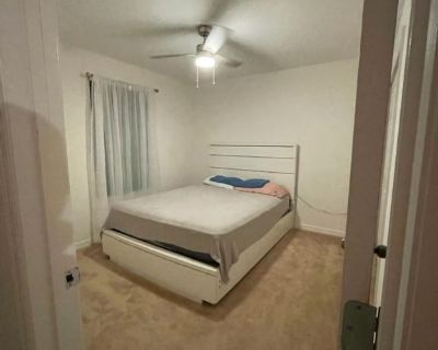 1 Room in a Townhouse with private bathroom for rent