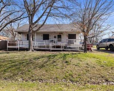 3 Bedroom 1BA 880 ft Pet-Friendly Apartment For Rent in Blue Ridge, TX