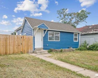 2 Bedroom 1BA 975 ft Pet-Friendly Apartment For Rent in Denver, CO