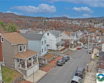 3 Bedroom 1BA 1260 ft Single Family House For Sale in Tamaqua Boro, PA