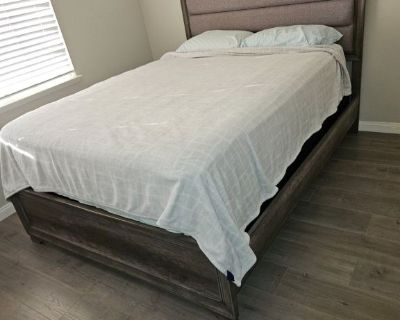 Looking for clean non smoking individual. Rent $1,000 month to month, utility included. $350 deposit. Single occupancy 
Private bathroom. Swimming pool and Jacuzzi. Quiet neighborhood. Please message me if you are interested.