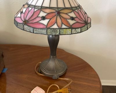 L19 Floral Tiffany Style Glass Lamp W/Metal Base