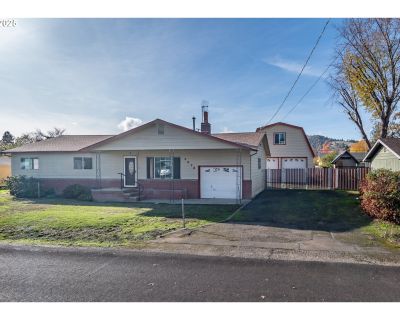 3 Bedroom 2BA 1650 ft Single Family House For Sale in Roseburg, OR