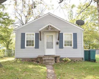 3 Bedroom 1BA 861 ft Pet-Friendly Apartment For Rent in Mishawaka, IN