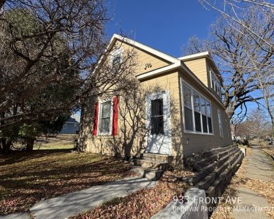 933 Front Ave. AVAILABLE NOW Here is an another listing brought to you by UpDown Property Management located in the Como Park Neighborhood in St. Paul, MN. House Details: 3 bedroom/1 bathroom Single Family Home Air Conditioning: NO AC Parking: NONE Laundry on property One Stall Garage for storage Pet Friendly! Pet Rent: $50/month Pet Deposit: $300/one-time nonrefundable Tenant Responsibilities:...