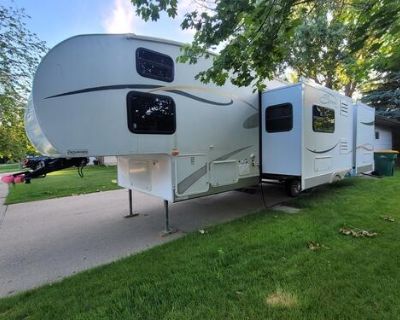 Rare Family Layout 5th Wheel Camper with Quad Bunks