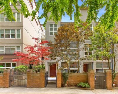 2 Bedroom 2.5BA 1669 ft Pet-Friendly Townhouse For Rent in Bellevue, WA